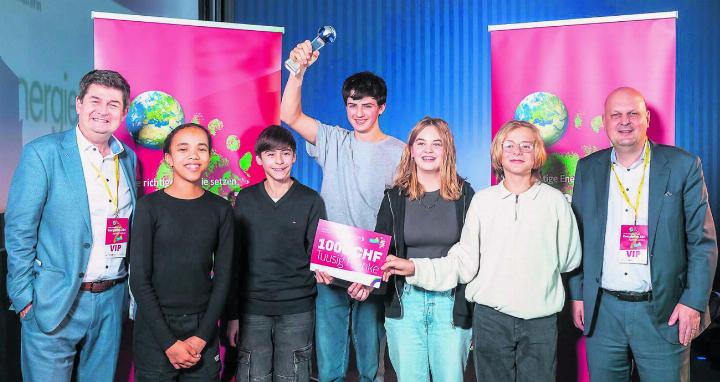 Die siegreichen Schülerinnen und Schüler der Oberstufe Frick zusammen mit Jörg Wild, CEO Energie 360 (links) und Jurypräsident Michael Baumer (rechts). Foto: zVg