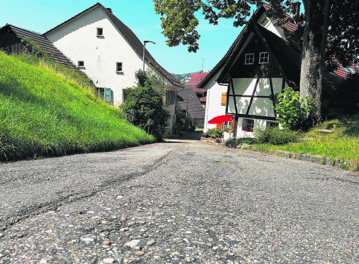 Der Kirchrain, der teilweise sehr eng ist, soll saniert werden. Foto: Valentin Zumsteg