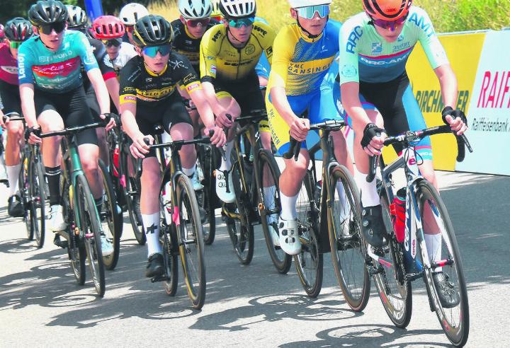 Levin Hüsler liegt im Rennen der Anfänger/U-23 an zweiter Stelle (der Fahrer im Gansinger Trikot). Foto: Neli Widmer