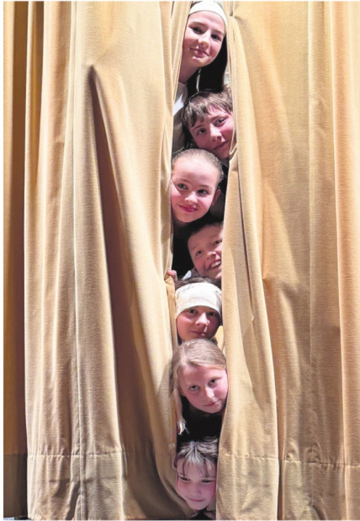 Amira (von unten), Lia, Fiorina, Lukas, Valerie, Armando und Julia. Amira (von unten), Lia, Fiorina, Lukas, Valerie, Armando und Julia.