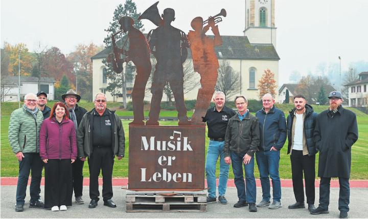 Vertreter des OK, Stadtrat, Stadtverwaltung und Bauamt neben der Skulptur, welche der Stadt Laufenburg übergeben wurde. Foto: Ludwig Dünner