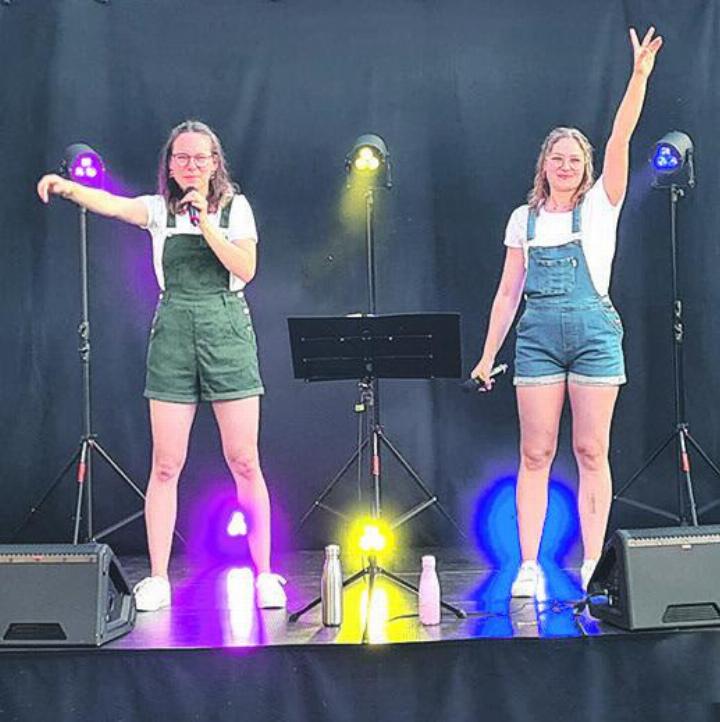 Das Gesangsduo «Smeijl» bei seinem Auftritt in Gipf-Oberfrick. Foto: zVg