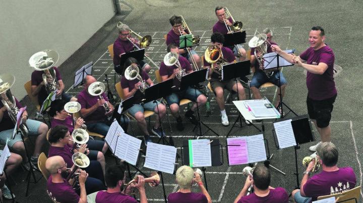 In Zuzgen fand eine schöne Schulschlussfeier mit musikalischer Begleitung der Bassband Zuzgen statt. In Zuzgen fand eine schöne Schulschlussfeier mit musikalischer Begleitung der Bassband Zuzgen statt.