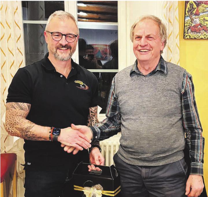 Präsident Ivo Jegge ehrte Johann John für 30 Jahre Mitgliedschaft. Foto: zVg