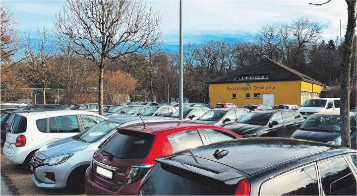 Wo sich heute die Park Pool-Plätze befinden, soll ab 2029 ein Parkhaus gebaut werden. Foto: Valentin Zumsteg