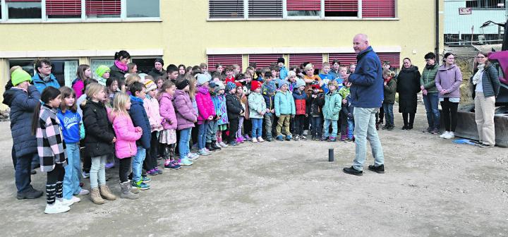 Schulleiter Martin Steinacher erinnerte die Kinder an die Bedeutung, einen Schulhaus-Neubau erleben zu dürfen.