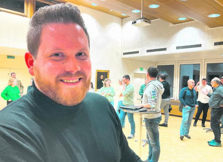 Will die Abteilung Bau und Umwelt für deren Ansprechpartner sichtbarer machen: Gemeinderat Loris Gerometta. Foto: Ronny Wittenwiler