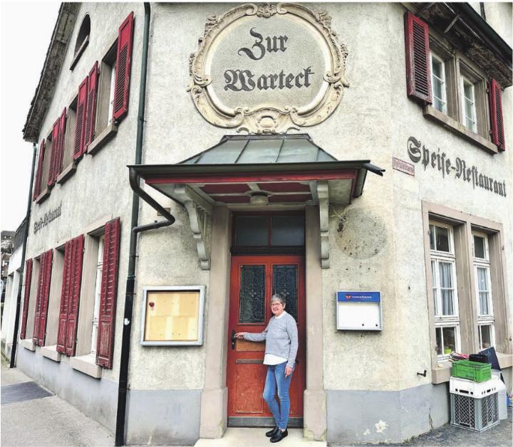 Erika Lagler vor dem «Warteck» in Laufenburg. Foto: Andrea Worthmann