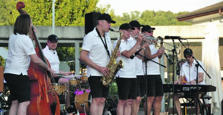 «Jazz Tube» aus Ruswil begeisterten das Publikum unter anderem mit Musik auf «roten Aargauer Ghüdersäcken». Foto: Vreni Weber