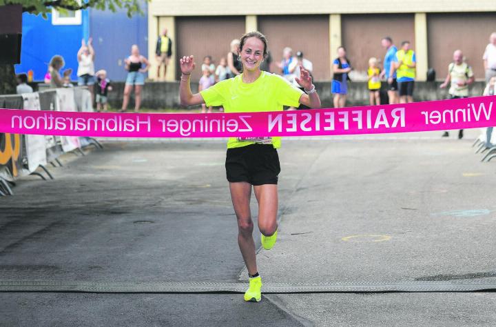 Die 21-jährige Uekerin Angela Massenz läuft als Halbmarathon-Siegerin ins Ziel. Foto: Roman Nietlispach