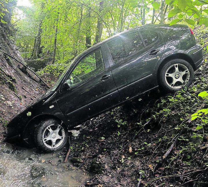 Ein junger Automobilist kam am Samstagnachmittag oberhalb von Kaisten von der Strasse ab. Der Wagen stürzte mehrere Meter tief in ein Bachbett. Der Lenker kam unverletzt davon. Foto: zVg