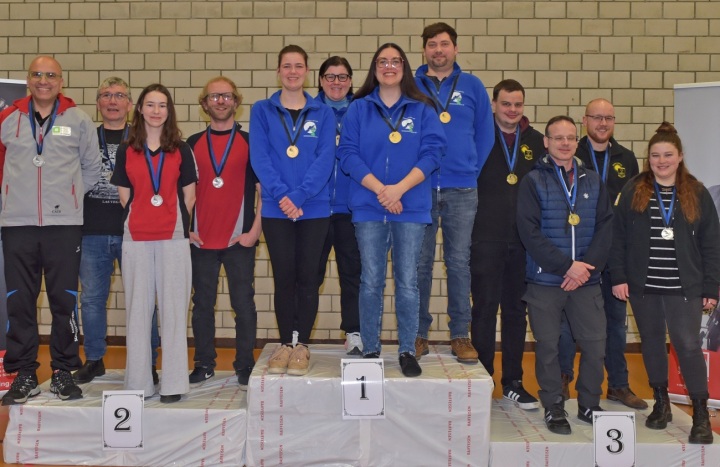 Die Medaillengewinner der Aargauer Gruppenmeisterschaft Gewehr 10 m: (von links): Frick, Buchs und Murgenthal. (Foto: wr)