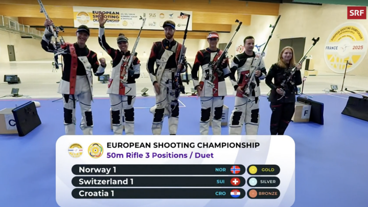 Chiara Leone (2.v.l.) freut sich über den Gewinn der Mixed-Silbermedaille, erkämpft mit Teamkollege Dürr. Foto: Screenshot SRF
