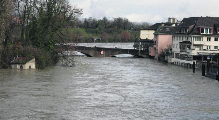 Ausblick auf die alte Rheinbrücke in Rheinfelden.