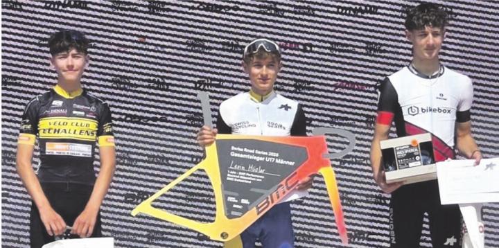 Das Gesamtklassement der Swiss Road Series U17 Gesamtklassement (von links) : Thomas Schertenleib, VC Echallens (2. Rang), Levin Hüsler, VMC Gansingen (Sieger) und Yannic Bärtsch, Bike Club Spiez (3.Rang). Foto: zVg
