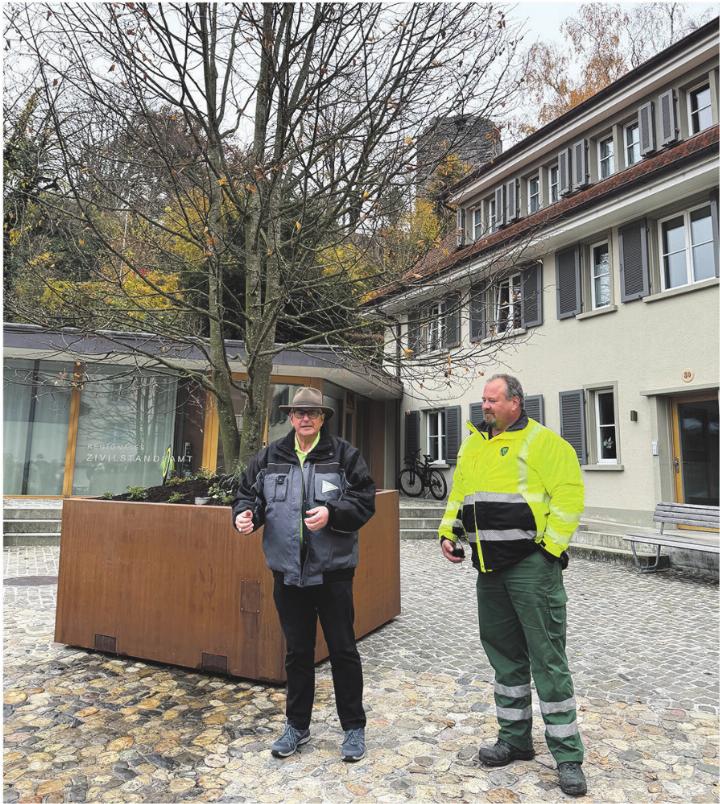 René (links) und Martin Leuenberger begrüssen zur Baumübergabe.