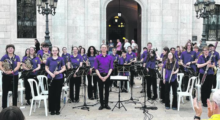 Die Windband mit Dirigent Ed Cervenka in Spanien. Foto: zVg