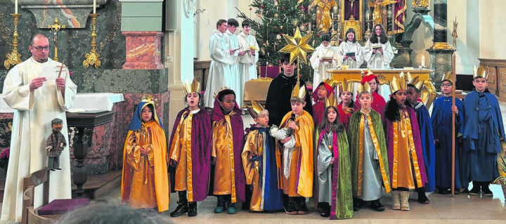 Die Sternsingerinnen und Sternsinger in der katholischen Kirche in Frick. Foto: zVg