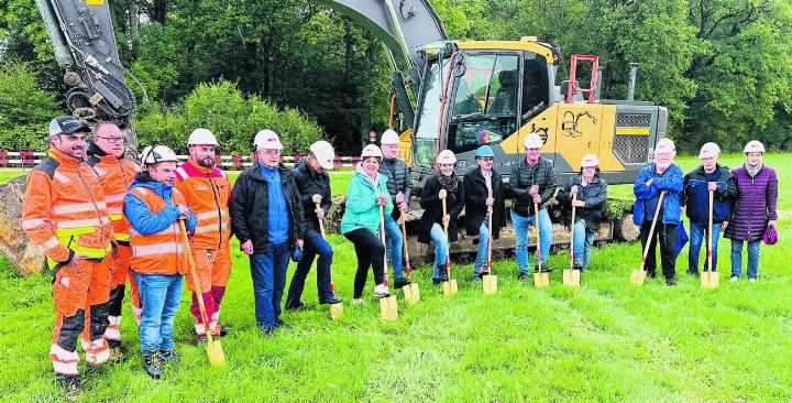 Der Spatenstich erfolgte mit goldenen Schaufeln. Foto: zVg