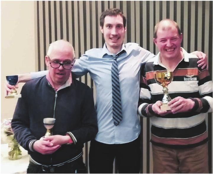 Die Jubilare Roger und Patrick durften einen Pokal für ihre zehnjährige Mitgliedschaft und Stefan (rechts) für grossartige 40 Jahre aktives Turnen entgegennehmen. Foto: zVg