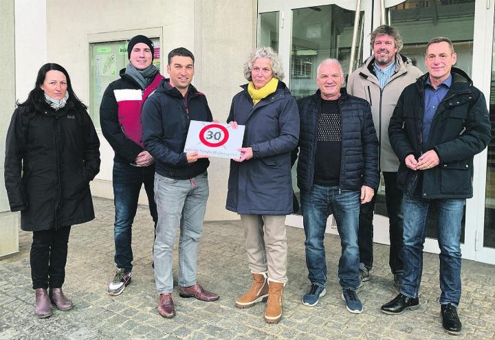 Tanja Primault-Suter (von links), Rainer Kunz, Emanuel Suter, Verena Buol Lüscher, Peter Schraner, Stefan Schraner und Urs Treier bei der Übergabe der Unterschriftsbogen vor dem Gemeindehaus. Foto: zVg