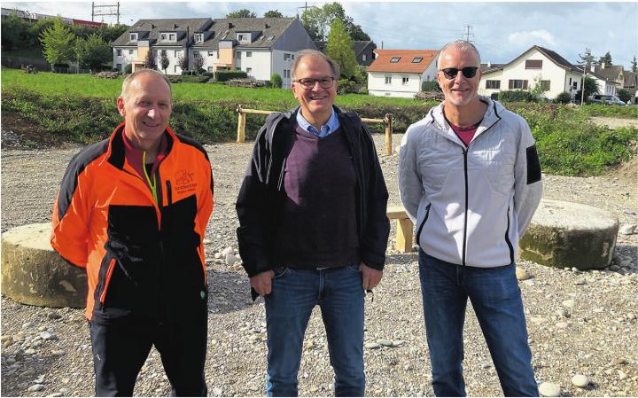 Da wächst etwas heran: Urs Steck, Leiter Forstbetrieb Region Möhlin, Markus Kasper, Co-Präsident beim Natur- und Vogelschutz, und Roger Winter, Leiter Abteilung Bau und Umwelt der Gemeinde Möhlin, vor der Storchenwiese. Foto: rw