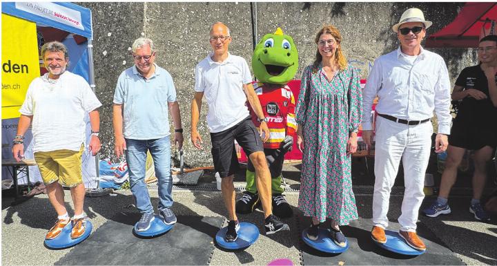 Alfons Paul Kaufmann (Grossrat, von links), Jean Frey (Gemeindeammann Kaiseraugst), Dominik Burkhardt (Stadtrat Rheinfelden), Marion Wegner-Hänggi (Gemeindeammann Wallbach), Jean-Pierre Gallati (Regierungsrat Aargau) bei den Übungen des Eishockeyclubs Rheinfelden.