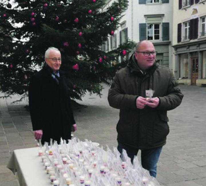 Walter Jucker (links) und Urs Schnyder verteilten kleine Präsente. Foto: zVg