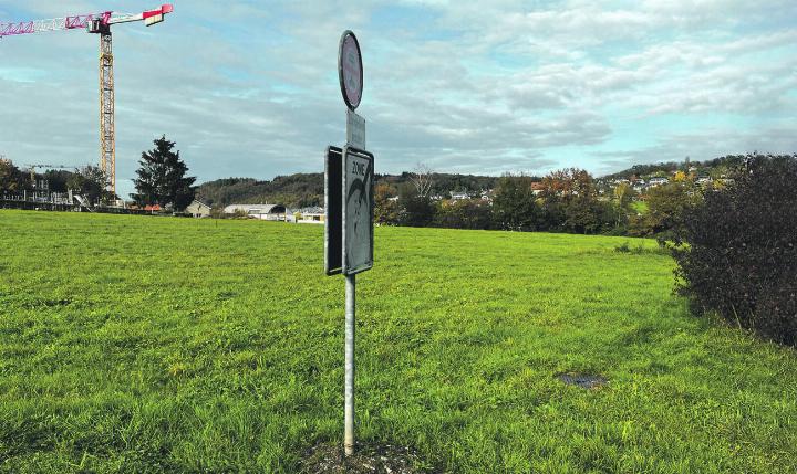 Im Schibelacher sollen 34 neue Parkplätze entstehen – die vorerst gratis sein werden. Foto: Valentin Zumsteg