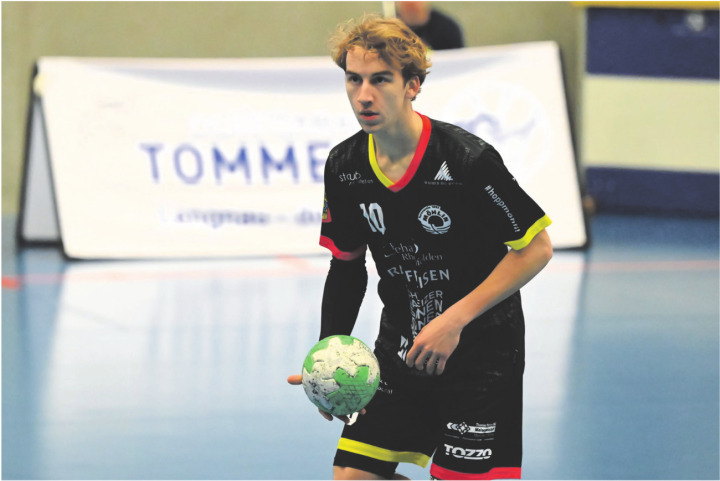 Ball in der Hand, Cup im Kopf: Fynn Soder. Foto: Christine Steck