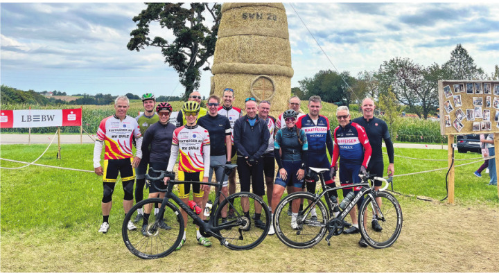 Sulzer Radfahrerinnen und Radfahrer im Schwarzwald bei den Strohskulpturen. Foto: zVg