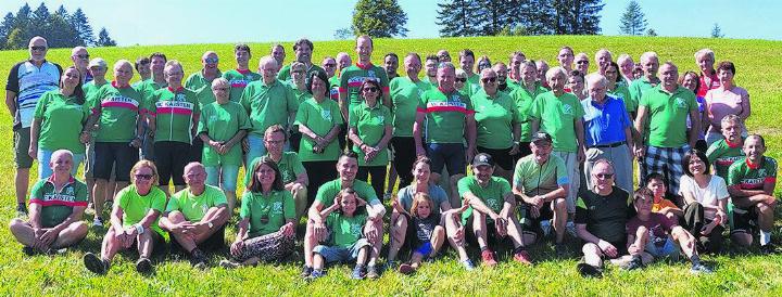 Die ganze VCK-Familie beim Mittagshalt in Wehrhalden. Foto: zVg