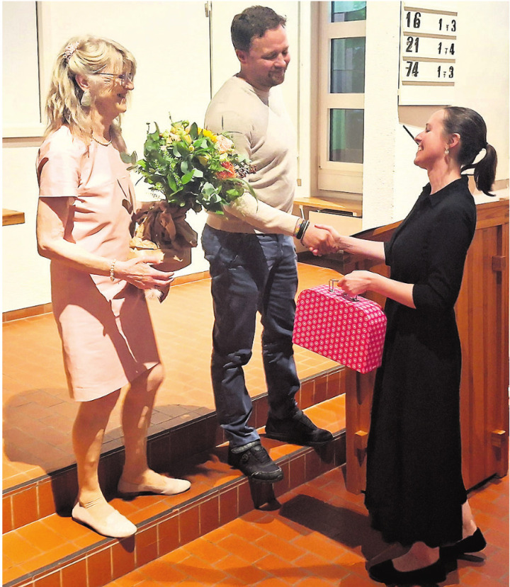 Roland Arnold (mitte) und Verena Michel (links) verabschieden Stefanie Schmid. Foto: zVg