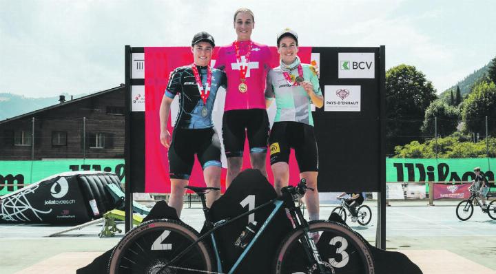 Irina Lützelschwab krönt sich zur Schweizermeisterin auf der Bike-Marathonstrecke, flankiert von Alessia Nay (2.) und Janina Wüst (3.). Foto: zVg
