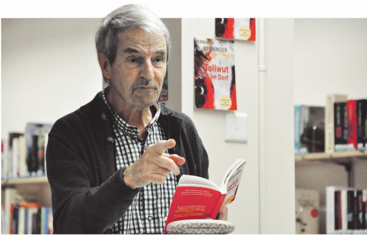 Bernhard Benninger begeisterte seine Zuhörerschaft mit der Lesung aus seinem Buch «Tollwut im Dorf». Foto: Vreni Weber