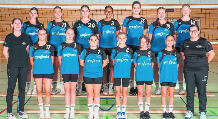 Die U16 von Volley Möhlin ist bereit für ihr erstes Meisterschaftsturnier am Sonntag in Frick. Olinda Cirne (hinten, von links), Angelina Pavlovic, Ediona Bislimi, Emilia Di Nucci, Briana Majeri, Nina Gromann, Lena Fäh; Trainerin Vanessa Frey (vorne, von links), Louisa Bonni, Larissa Maeschli, Lara Sofia Sacher, Marie-Lou Leganyi, Giusy Ferreli, Tjara Sonderegger, Seraina Ernst (Trainerin). Foto: zVg