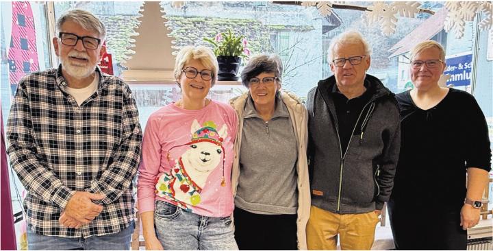 Vreny Carlen und Ruedi Näf (3. und 4. von links) werden vom Lädeli-Team mit Peter Kalt, Irène Grenacher und Tina Zumsteg unterstützt. Foto: Susanne Hörth