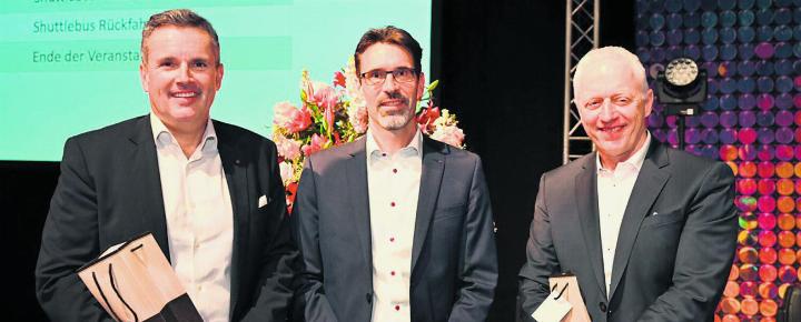 Oscar Elias (links) und Erwin Schwarb (rechts) wurden für ihre langjährige Tätigkeit im Verwaltungsrat von Präsident Thomas Waldmeier geehrt. Foto: zVg