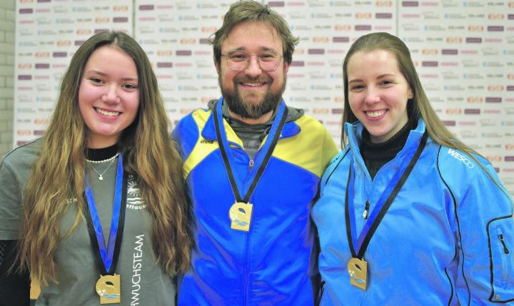 Die überlegenen Sieger in den drei Hauptkategorien Gewehr-10-Meter: (von links) Fiona Kitanovic (U21), Andrea Rossi (Elite Männer) und Selina Koch (Elite Frauen). Foto: zVg