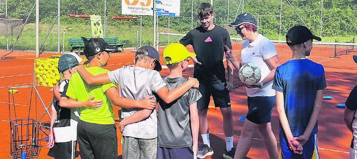Wie richtige Champions: Beim FerienSpass vergnügen sich die Kinder spielerisch beim Tennis. Fotos: zVg