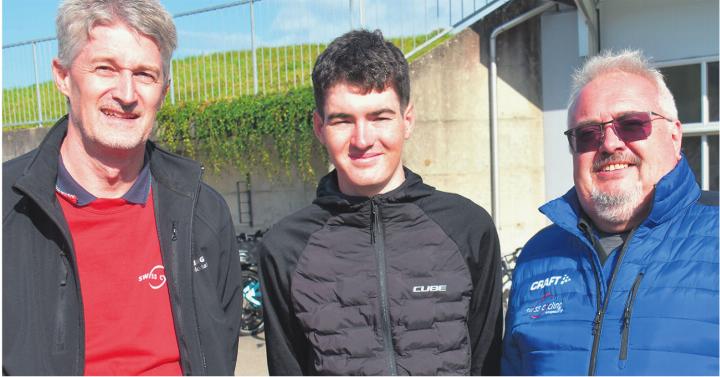 Thomas Mahrer (links) von Swiss Cycling Fricktal und Rolf Hollinger, Präsident von Swiss Cycling Aargau, gratulieren Jan Huber (Mitte) zum zweiten Platz an der Weltmeisterschaft. Fotos: August Widmer