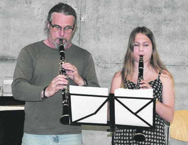 Vater und Tochter musizieren gemeinsam. Foto: zVg Vater und Tochter musizieren gemeinsam. Foto: zVg