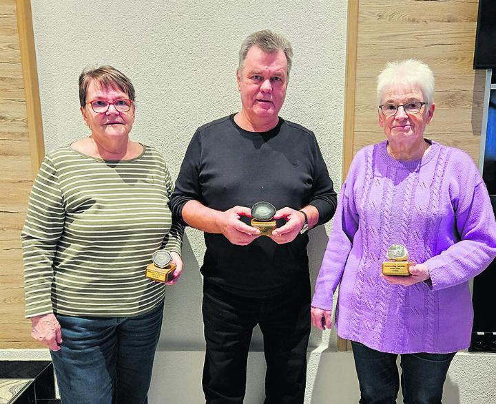 Das Jass-Podest (von rechts): Bernadette Rippstein, Ruedi Winkler und Rita Stern. Foto: zVg