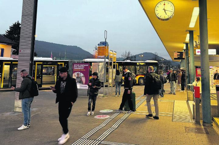 Acht Kanten für Gelenkbusse wären nötig. Aufgrund der bisherigen Verhältnisse am Bahnhof Frick ist es nicht möglich, mehr als einen Gelenkbus im Einsatz zu haben. Foto: Simone Rufli