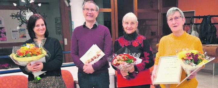 Simone Küpfer (links), Hans Leubin, Ursi Jehle und Susanne Zumstein wurden für ihr langjähriges Singen im Chor geehrt. Foto: zVg