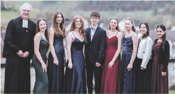 Pfarrer Volker Houba (von links), Mara Heuberger, Alina Geissberger, Saskia Mathys, Marco Spörri, Christina Freiermuth, Emma Pfister, Selina Malta, und Elina Brandsberg. Foto: Cécile Zilic-Flückiger