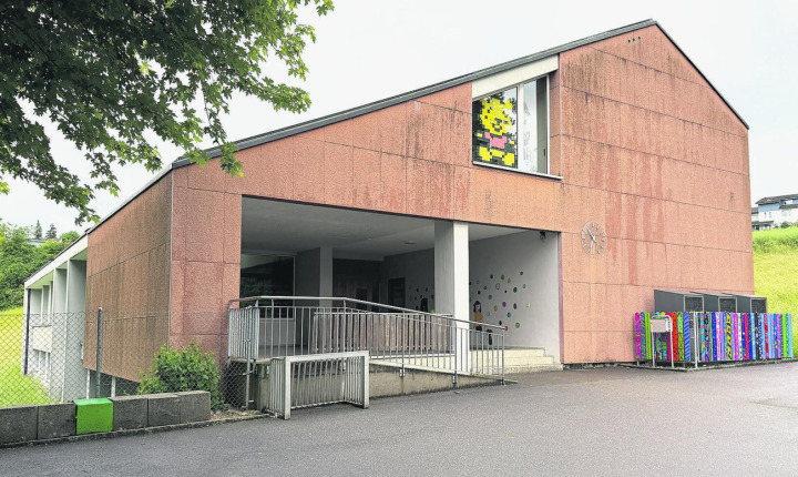 Damit mehr Schulkinder und moderne Unterrichtsformen Platz finden, sollen Räume im Schulhaus in Hornussen umgenutzt werden. Foto: Simone Rufli