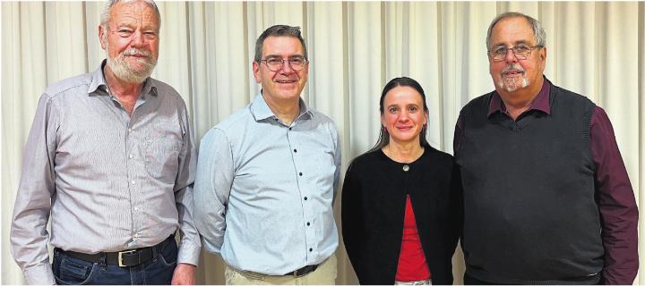 CISM-Veteran Viktor Erhard (von links), Projektdirigent Reto Näf, Neumitglied Marlen Amsler, Neumitglied und Ehrenmitglied Kurt Obrist. Foto: zVg