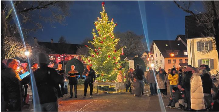 Das Adventsfenster ist feierlich eröffnet worden. Foto: zVg