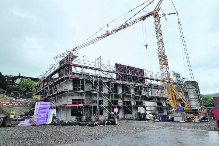 Seit dem Spatenstich vor knapp mehr als drei Monaten hat sich beim Schulhausneubau einiges getan. Foto: Bernadette Zaniolo